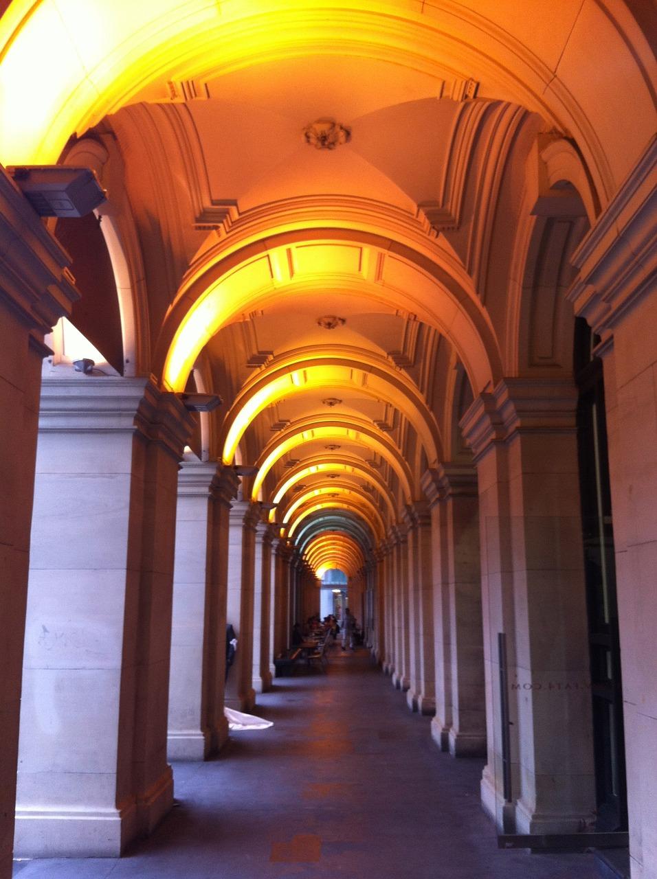 Architecture ancienne long couloir religieux